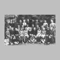 022-0216 Die Jahrgaenge 1929-30 der Volksschule Goldbach mit Lehrer Schweinberger..jpg